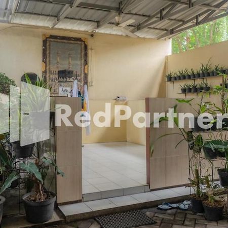 Vandhela Homestay Syariah Mitra Reddoorz Сурабая Экстерьер фото