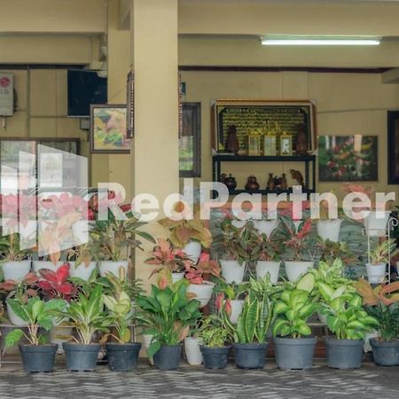 Vandhela Homestay Syariah Mitra Reddoorz Сурабая Экстерьер фото
