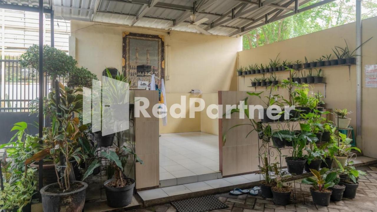 Vandhela Homestay Syariah Mitra Reddoorz Сурабая Экстерьер фото