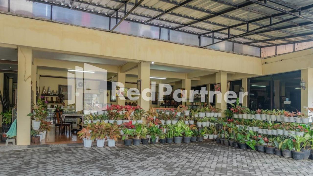 Vandhela Homestay Syariah Mitra Reddoorz Сурабая Экстерьер фото